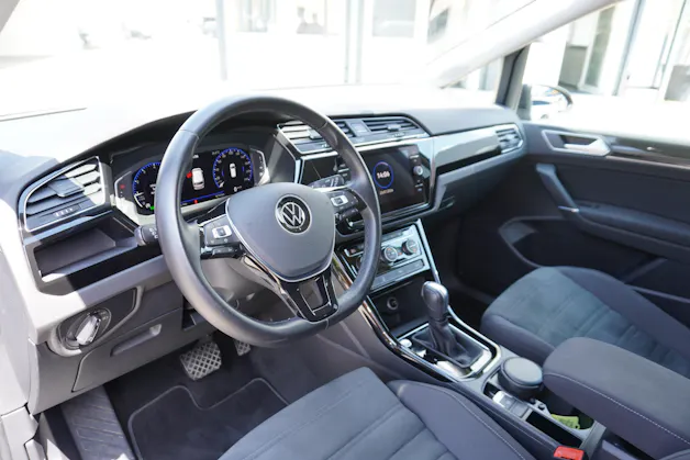 VW Touran 1.5 TSI EVO Highline DSG 7-PLÄTZER R-LINE!!!