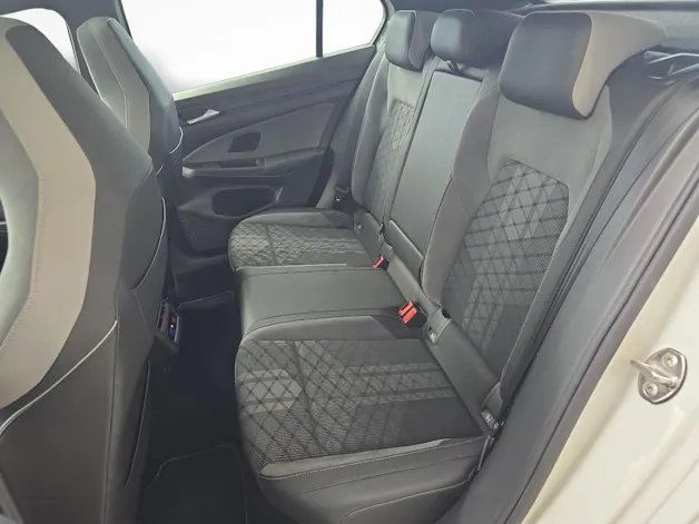 VW Golf VIII 1.5 eTSI R-Line DSG