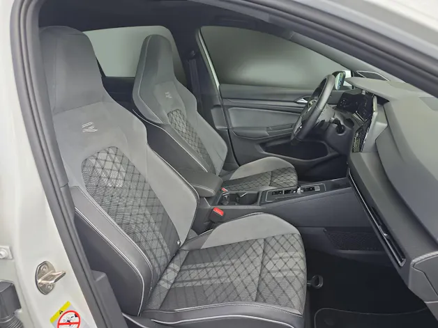 VW Golf VIII 1.5 eTSI R-Line DSG