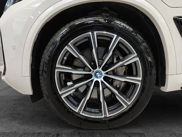 BMW X5 50e xDrive Attraktiven Leasingzinssatz ab 1,9 % bei Abschluss einer BMW Fahrzeugversicherung.