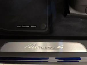 PORSCHE Macan 4