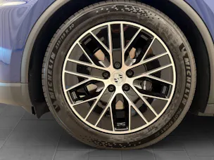 PORSCHE Macan 4