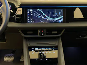 PORSCHE Macan 4