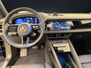 PORSCHE Macan 4