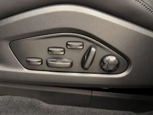 PORSCHE Macan 4