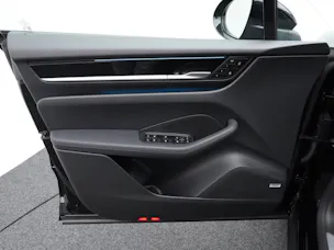 PORSCHE Macan 4