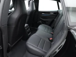 PORSCHE Macan 4