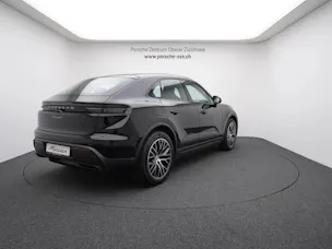 PORSCHE Macan 4