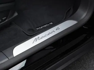 PORSCHE Macan 4
