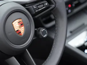 PORSCHE Macan 4
