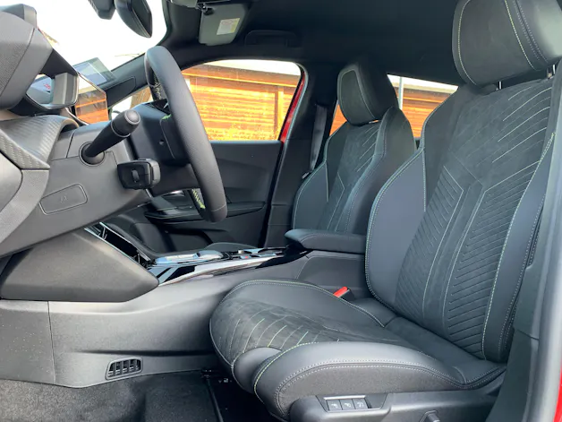PEUGEOT 2008 1.2 145 MHEV GT Exclusive