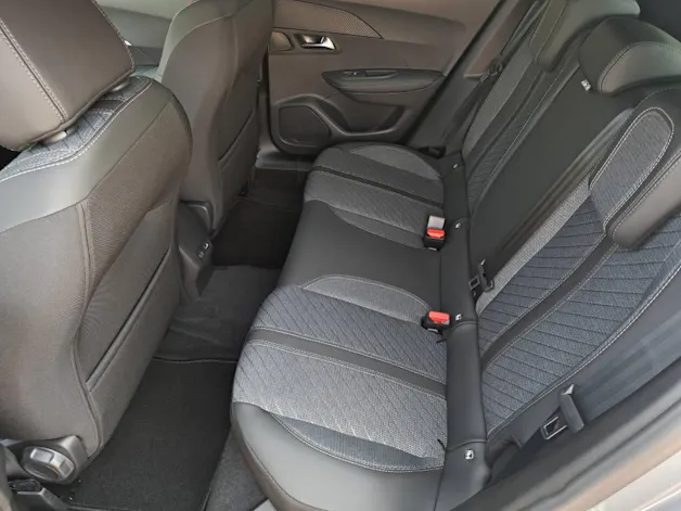 Peugeot 2008 e-Allure 156cv 8 ans de garantie)