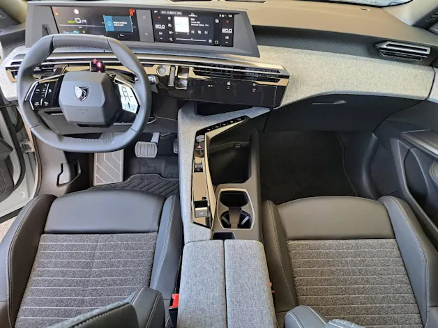 Peugeot 5008 Long Range e-Allure 230cv (8 ans de garantie)