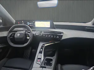 PEUGEOT 5008 1.2 mHY 145PS Allure Premium
