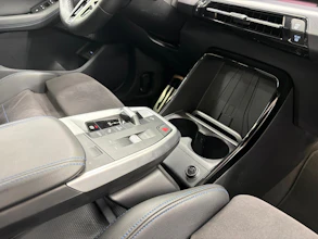 https://vehicle.imgix.net/4419553/8cd4e899-96a7-49ff-9a63-b51d5bb30698.jpg