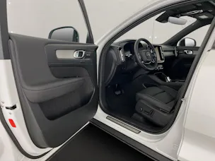 VOLVO XC40 2.0 B3 MH Plus Dark