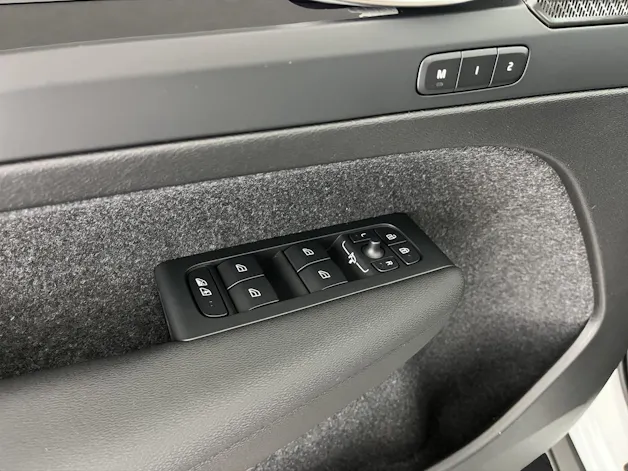 Volvo XC40 2.0 B3 MH Plus Dark