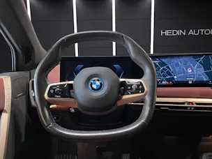 BMW iX xDrive40 SPORTPAKET Attraktiven Leasingzinssatz ab 1,9 % bei Abschluss einer BMW Fahrzeugversicherung.