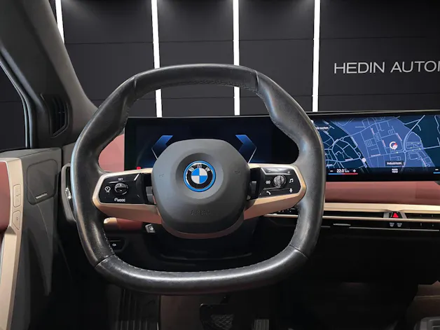 BMW iX xDrive40 SPORTPAKET Attraktiven Leasingzinssatz ab 1,9 % bei Abschluss einer BMW Fahrzeugversicherung.