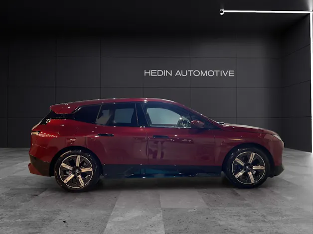 BMW iX xDrive40 SPORTPAKET Attraktiven Leasingzinssatz ab 1,9 % bei Abschluss einer BMW Fahrzeugversicherung.