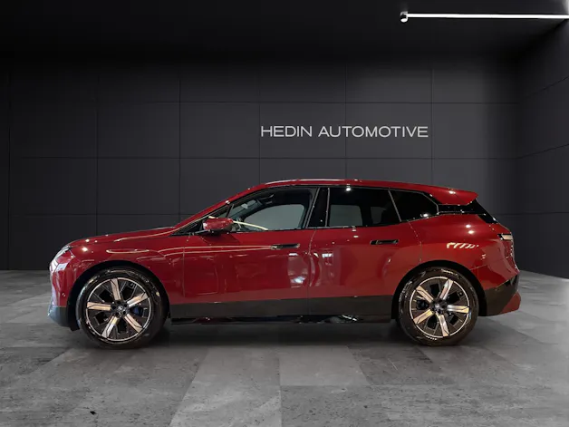 BMW iX xDrive40 SPORTPAKET Attraktiven Leasingzinssatz ab 1,9 % bei Abschluss einer BMW Fahrzeugversicherung.