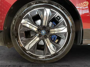 BMW iX xDrive40 SPORTPAKET Attraktiven Leasingzinssatz ab 1,9 % bei Abschluss einer BMW Fahrzeugversicherung.