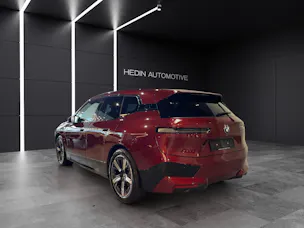 BMW iX xDrive40 SPORTPAKET Attraktiven Leasingzinssatz ab 1,9 % bei Abschluss einer BMW Fahrzeugversicherung.