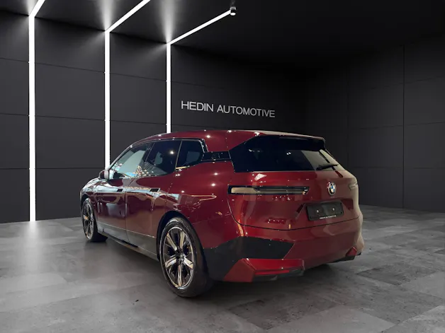 BMW iX xDrive40 SPORTPAKET Attraktiven Leasingzinssatz ab 1,9 % bei Abschluss einer BMW Fahrzeugversicherung.