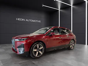 BMW iX xDrive40 SPORTPAKET Attraktiven Leasingzinssatz ab 1,9 % bei Abschluss einer BMW Fahrzeugversicherung.