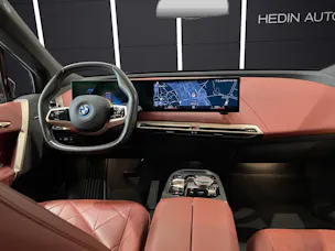 BMW iX xDrive40 SPORTPAKET Attraktiven Leasingzinssatz ab 1,9 % bei Abschluss einer BMW Fahrzeugversicherung.