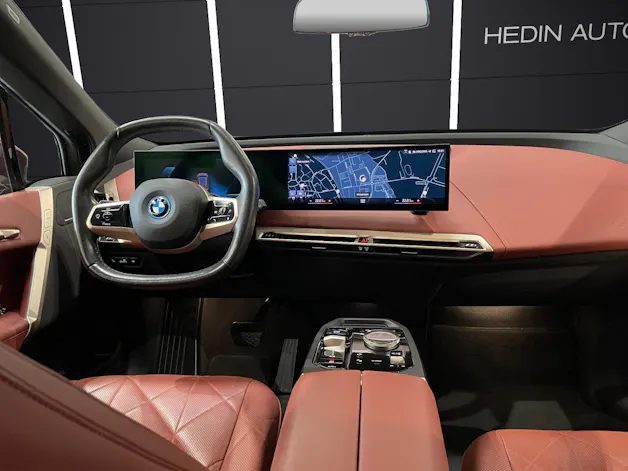 BMW iX xDrive40 SPORTPAKET Attraktiven Leasingzinssatz ab 1,9 % bei Abschluss einer BMW Fahrzeugversicherung.