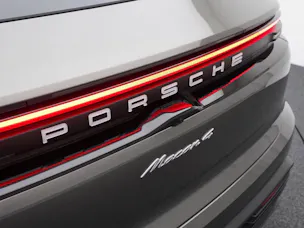 PORSCHE Macan 4