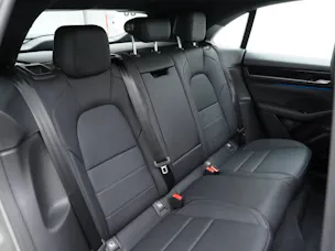 PORSCHE Macan 4