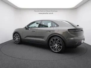 PORSCHE Macan 4