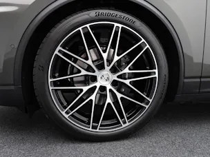 PORSCHE Macan 4