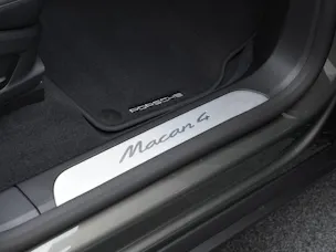 PORSCHE Macan 4