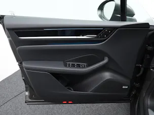 PORSCHE Macan 4