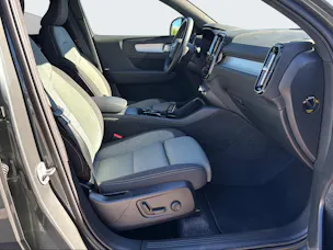 VOLVO XC40 2.0 B3 MH Plus Dark