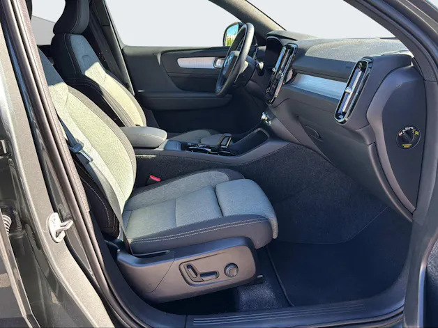 VOLVO XC40 2.0 B3 MH Plus Dark