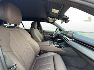 BMW 540d xDrive Touring M Sport Pro * ICONIC GLOW * BELÜFTETE SITZE * AHK * BMW INDIVIDUAL FELGEN *