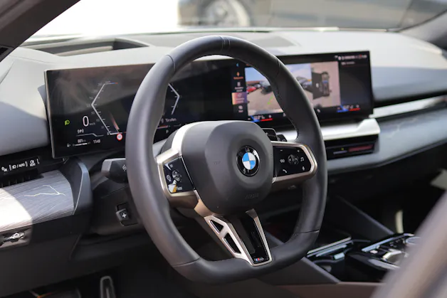 BMW 540d xDrive Touring M Sport Pro * ICONIC GLOW * BELÜFTETE SITZE * AHK * BMW INDIVIDUAL FELGEN *