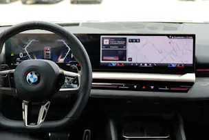 BMW 540d xDrive Touring M Sport Pro * ICONIC GLOW * BELÜFTETE SITZE * AHK * BMW INDIVIDUAL FELGEN *