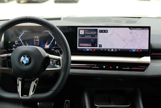 BMW 540d xDrive Touring M Sport Pro * ICONIC GLOW * BELÜFTETE SITZE * AHK * BMW INDIVIDUAL FELGEN *