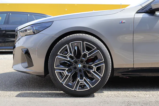 BMW 540d xDrive Touring M Sport Pro * ICONIC GLOW * BELÜFTETE SITZE * AHK * BMW INDIVIDUAL FELGEN *