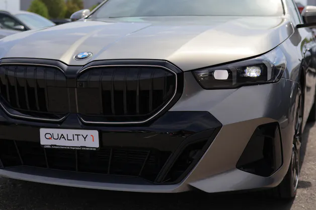 BMW 540d xDrive Touring M Sport Pro * ICONIC GLOW * BELÜFTETE SITZE * AHK * BMW INDIVIDUAL FELGEN *