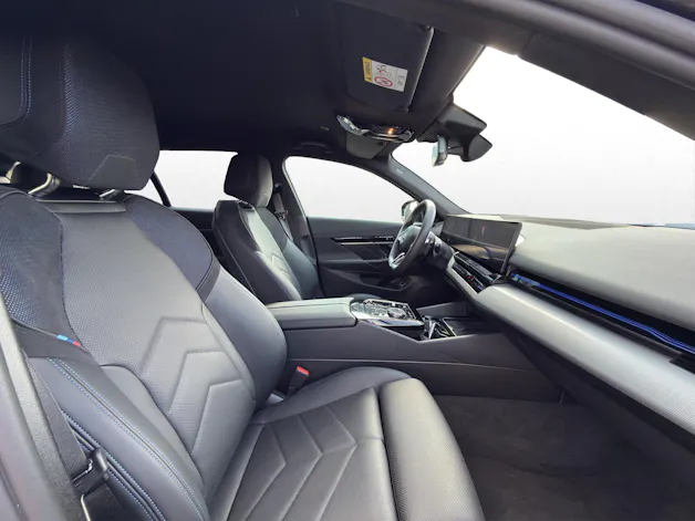 BMW 540d xDrive Touring M Sport Pro * ICONIC GLOW * BELÜFTETE SITZE * AHK *