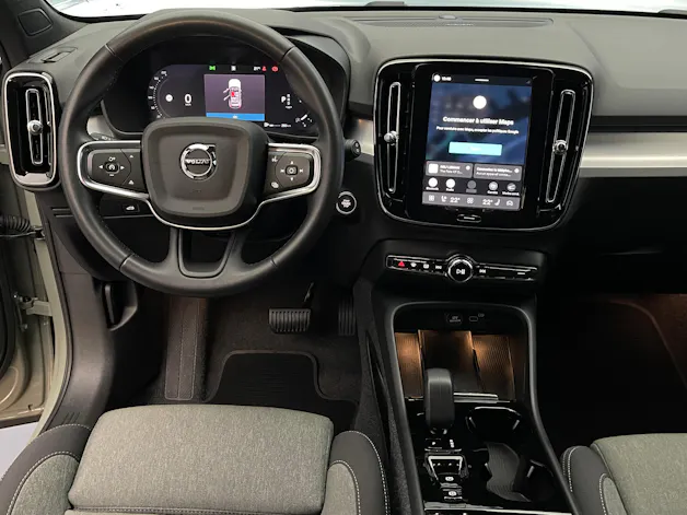 VOLVO XC40 2.0 B3 MH Plus Dark