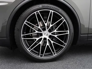 PORSCHE Macan 4