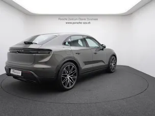 PORSCHE Macan 4
