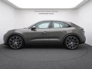PORSCHE Macan 4